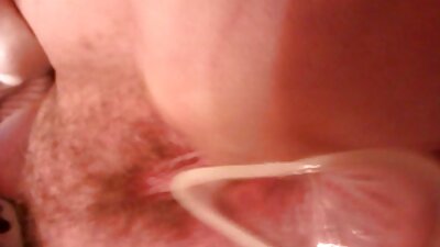 בחורה סקסית מניחה את שפתיה סרטי פורנו לצפייה ישירה סביב זין גדול לינוק