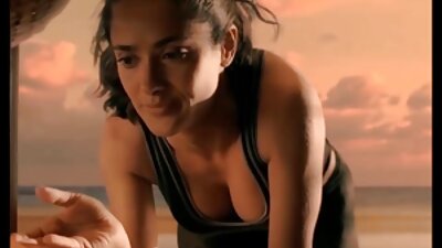 בלונדינית סקסית שנהנית סרטי סקס צפיה ישירה למצוץ זין עושה זאת בסרטון הזה