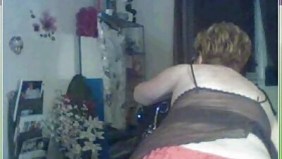 אישה סרטי סקס צפיה ישירה עם שיער מתולתל מלקקת את מיצי הכוס של עצמה בסרטון הסולו
